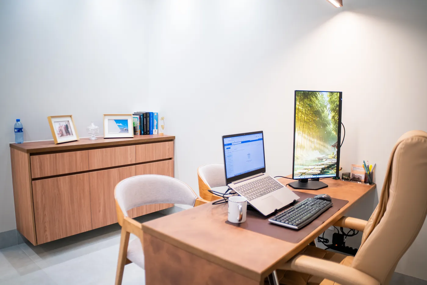 Estação de trabalho com computador e mobiliário em madeira