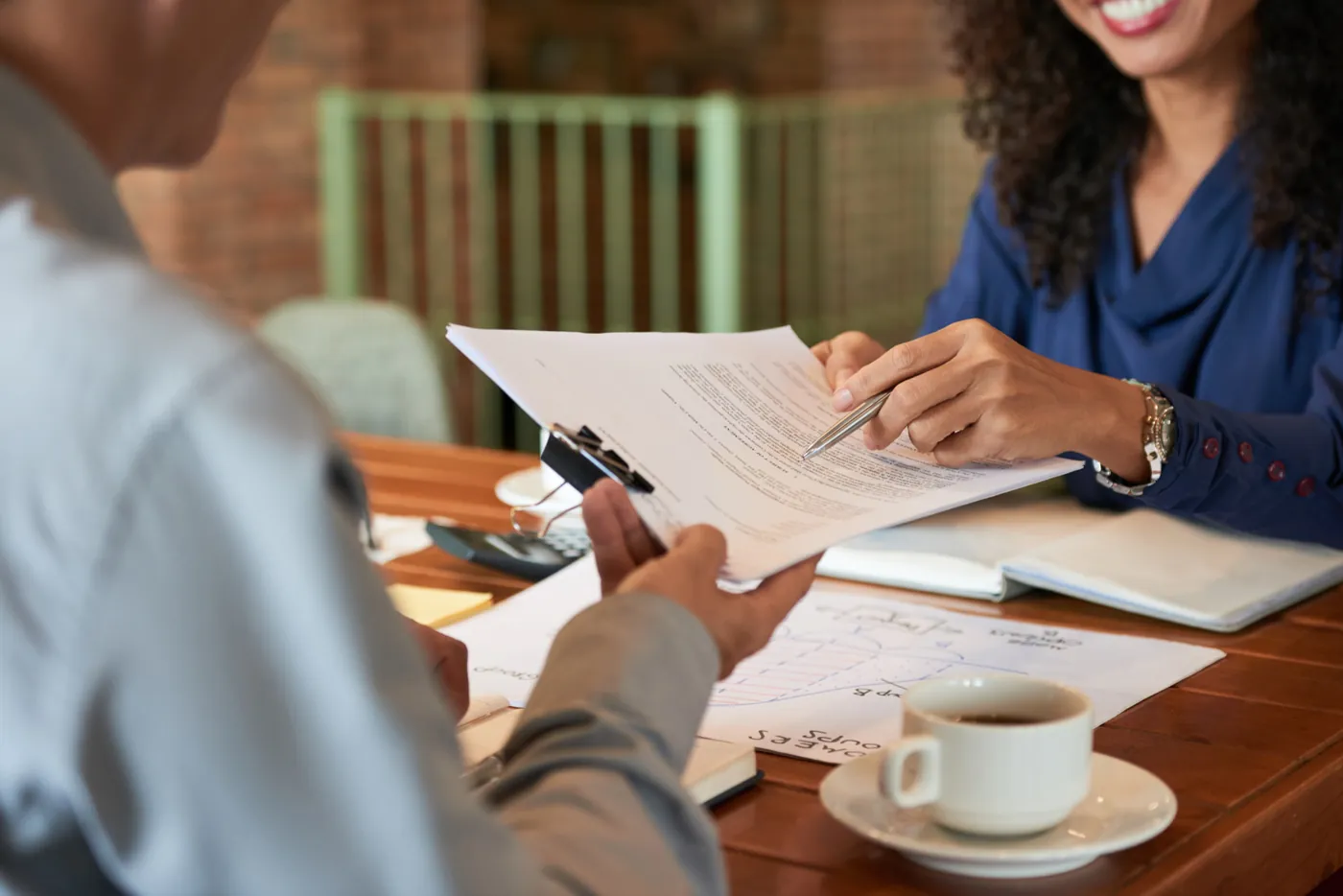 Advogado orientando cliente durante atendimento no escritório