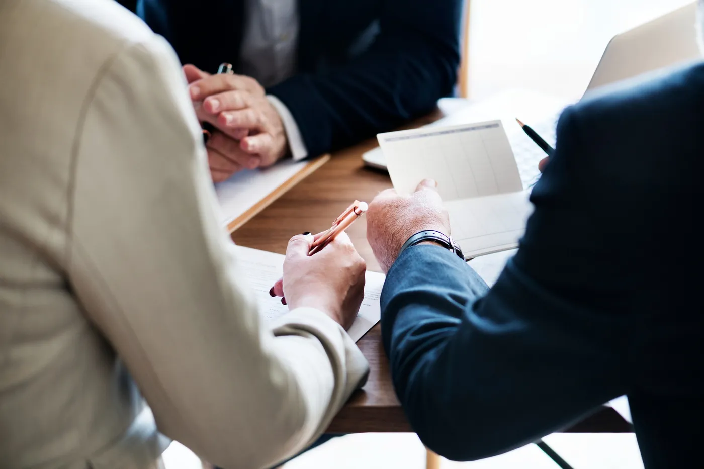 Advogados e empresários analisando documentos em reunião