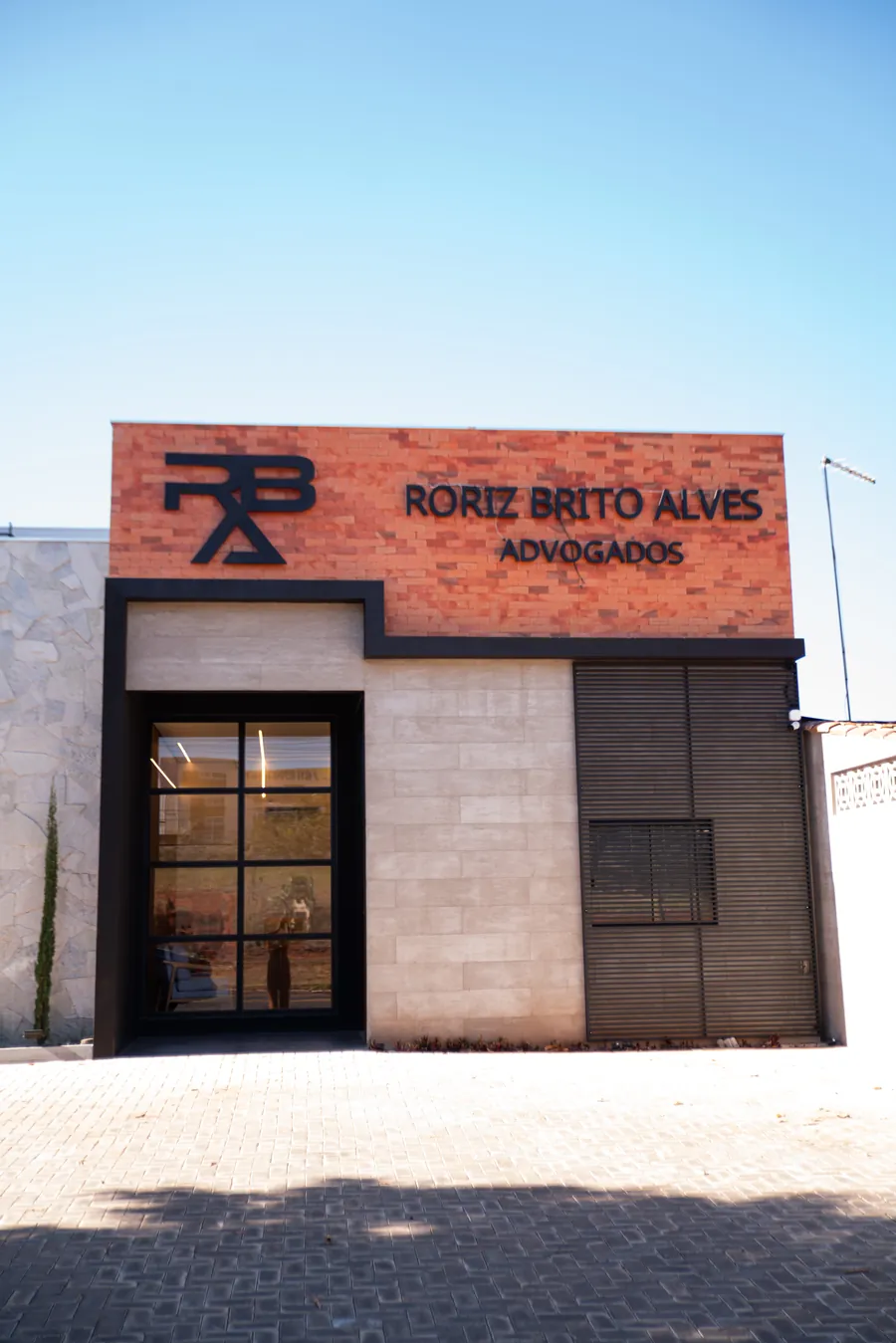 Fachada do escritório Roriz Brito Alves Advogados em Valparaíso de Goiás