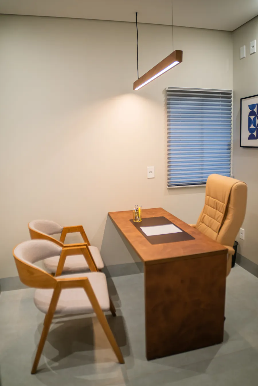 Sala de atendimento reservada com mesa e poltronas
